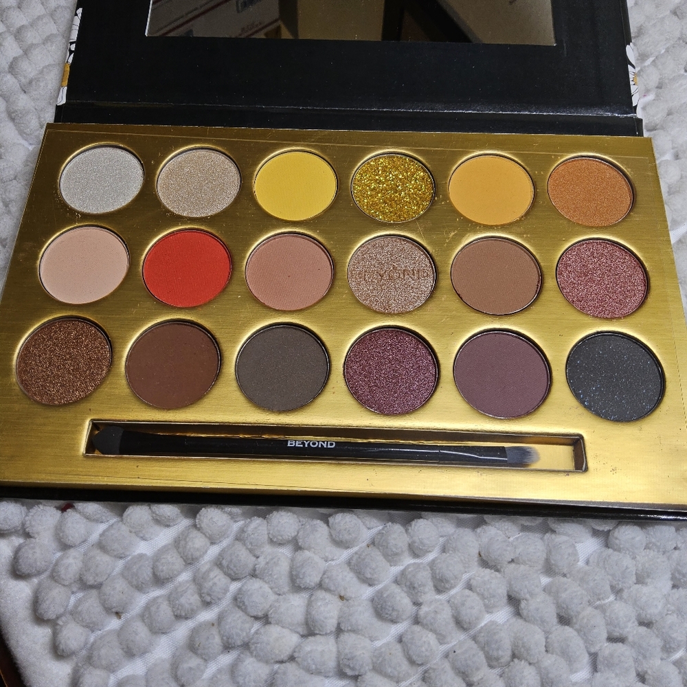 Beyond Eye Shadow Palette - Picture 4 of 4